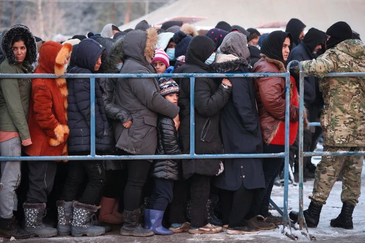 Menschen stehen in Bruzgi an, um etwas zu Essen zu bekommen