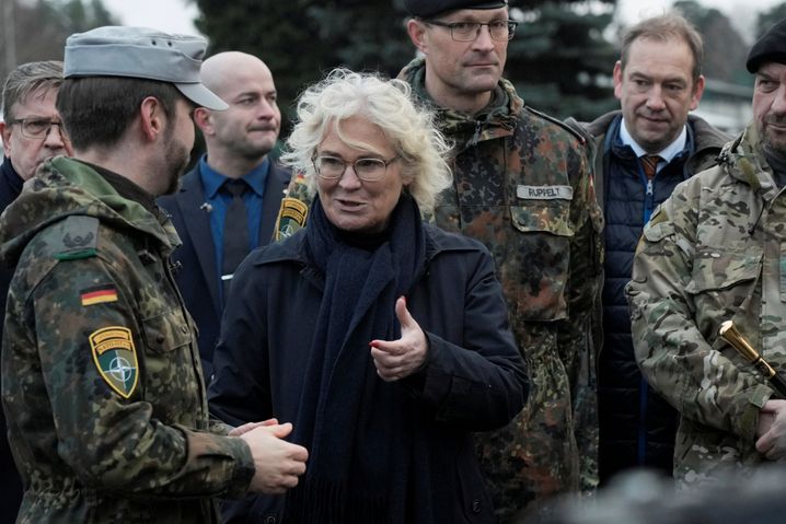 Verteidigungsministerin Lambrecht im Dezember zu Besuch auf einer Militärbasis in Litauen