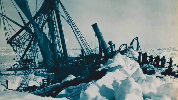 Besatzungsmitglieder am Wrack der »Endurance« im Weddellmeer 1915