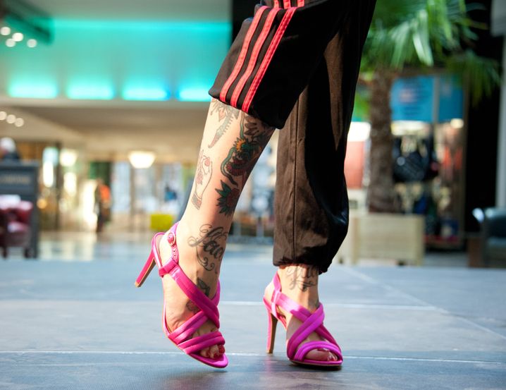 Jogginghose – aber immerhin mit High Heels