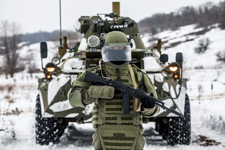 Russischer Soldat in Kampfmontur