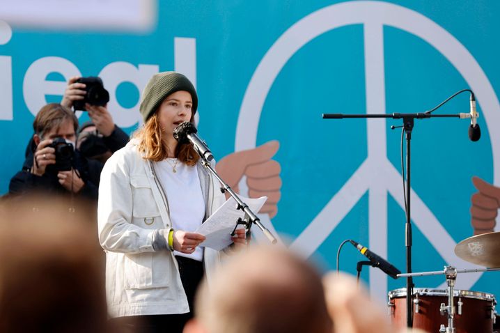 Luisa Neubauer bei der Großdemonstration: »Macht die Augen auf. Fossile Energien töten«