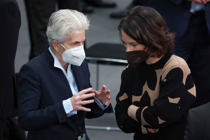 Marie-Agnes Strack-Zimmermann (FDP) im Gespräch mit Außenministerin Annalena Baerbock (Bündnis 90/Die Grünen)