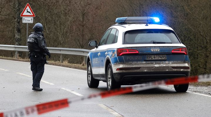 Ein Polizist am abgesperrten Tatort in der Nähe der Ortschaft Kusel