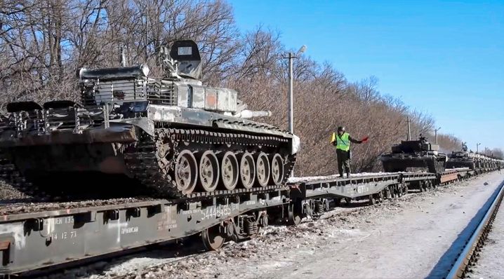 Ein russischer Panzer wird bei Woronesch auf einen Eisenbahnwaggon verladen (Pressebild des russischen Verteidigungsministeriums)