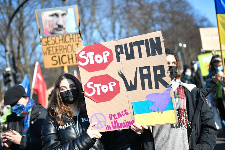 Zwei Teilnehmende mit Plakat: »Stop Putin, Stop War«