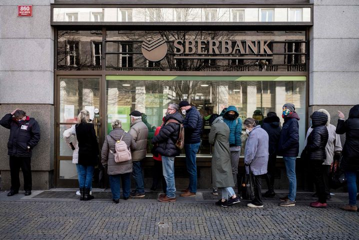 Schlange vor Geldautomat der Sberbank in Prag