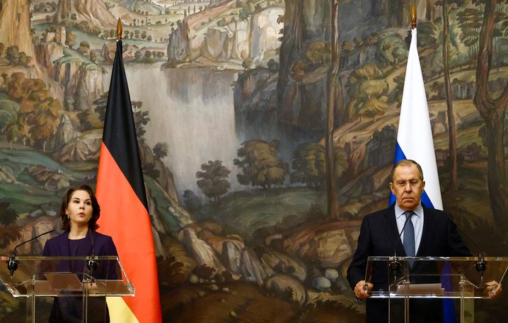 Außenministerin Baerbock mit Russlands Außenminister Sergej Lawrow in Moskau