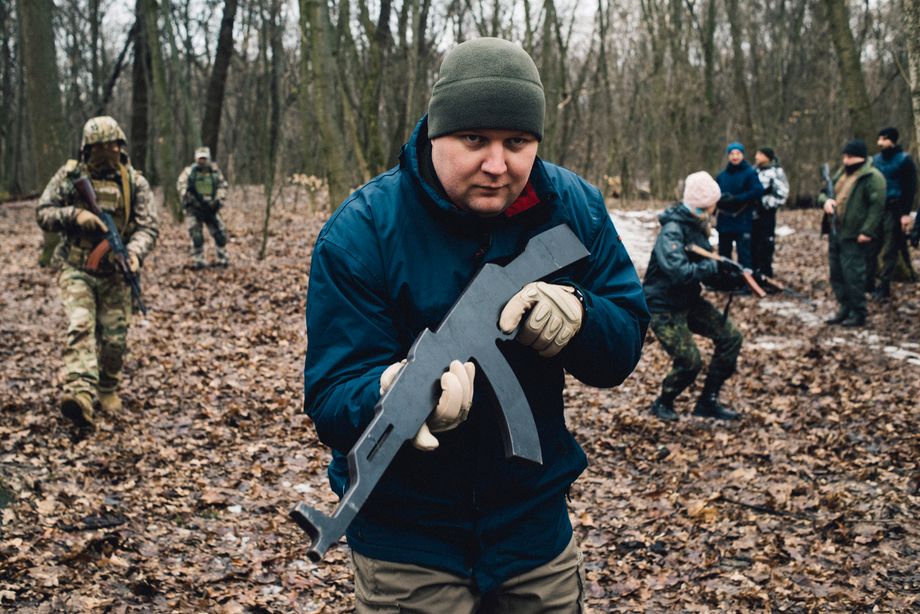 Zivilist Wjatscheslaw bei Kampfübungen im Kiewer Wald: »Die sind schon so lange eingesperrt«