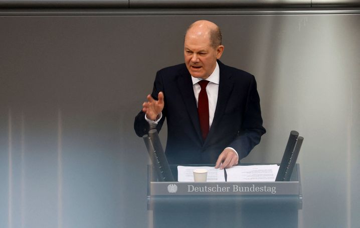 Bundeskanzler Olaf Scholz im Bundestag: Wo versickern die frischen Milliarden?