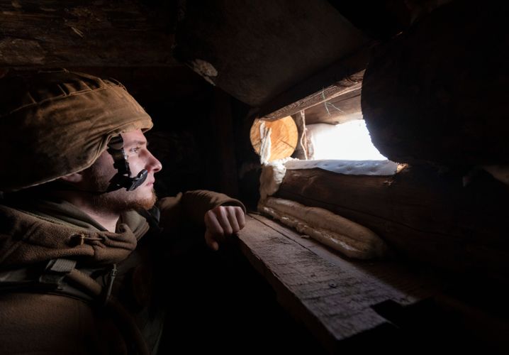 Ein ukrainischer Soldat blickt auf die Trennlinie zu den prorussischen Rebellen in der Region Donezk