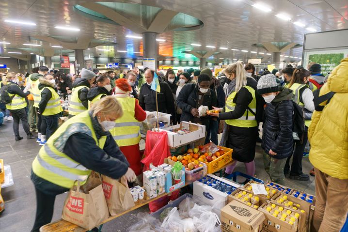 Am Berliner Hauptbahnhof werden Hilfsgüter an Flüchtlinge aus der Ukraine verteilt