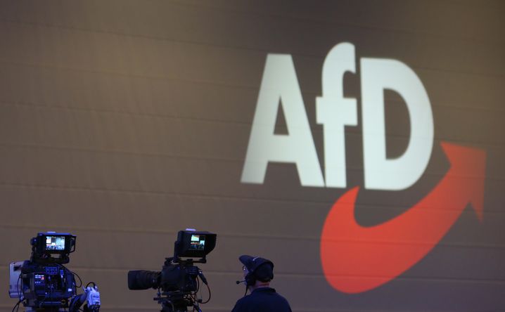 Kameras vor dem Logo der AfD (Symbolbild)