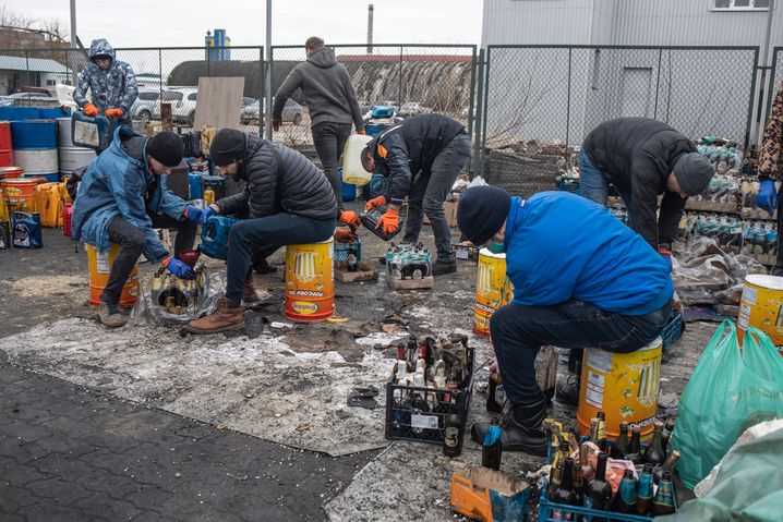 Menschen in der ukrainischen Stadt Lwiw bauen Molotowcocktails