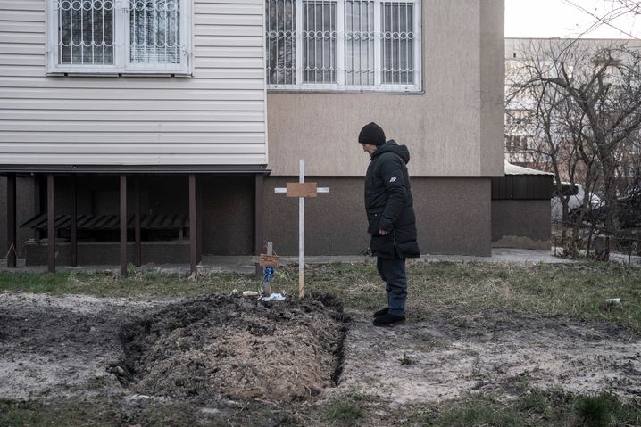 Witwe Tatjana Nedaschkirschi am Grab ihres Mannes Wassily Iwanowitsch im Garten ihres Hauses