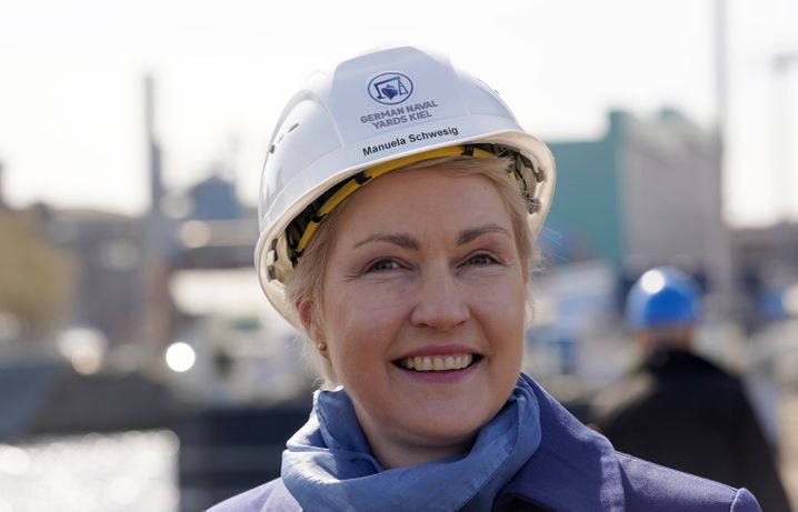 Manuela Schwesig während eines Besuchs auf dem Gelände der Werft German Naval Yards am 21. April