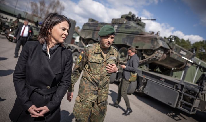 Außenministerin Baerbock, im Hintergrund Schützenpanzer »Marder«, im April in Litauen