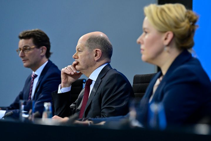 NRW-Ministerpräsident Hendrik Wüst (CDU), Kanzler Olaf Scholz (SPD), Berlins Regierende Bürgermeisterin Franziska Giffey (SPD) bei der letzten Ministerpräsidentenkonferenz