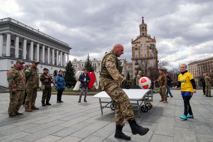 Ein wenig Normalität: Soldaten spielen Teqball auf dem Kiewer Unabhängigkeitsplatz