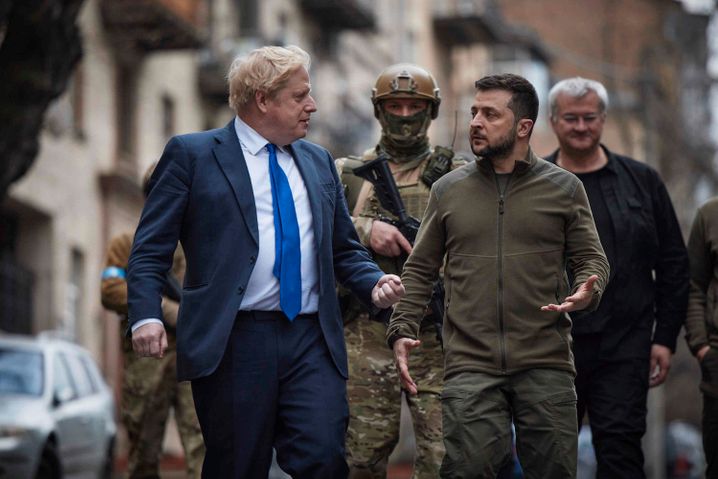 Premierminister Boris Johnson spaziert in Kiew mit Präsident Wolodymyr Selenskyj als wäre man in London