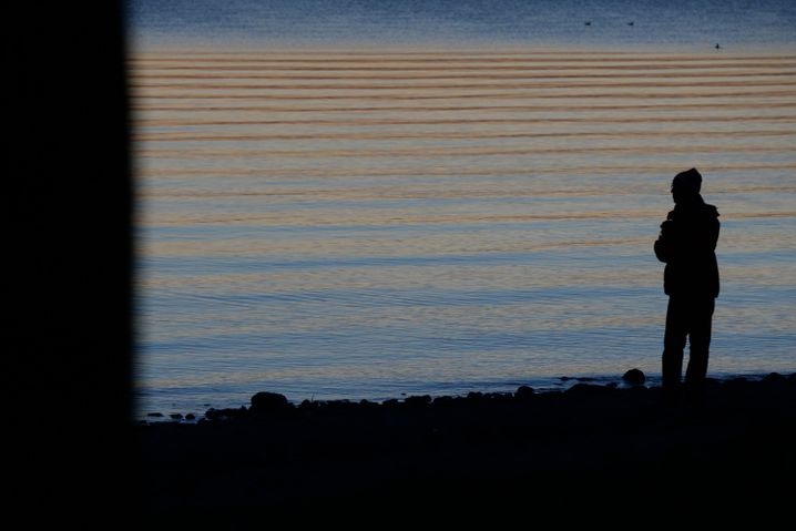 Spaziergänger bei Sonnenuntergang (Symbolbild)