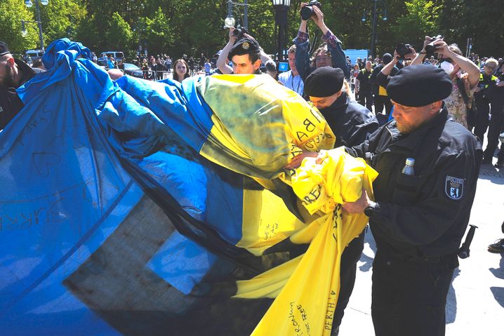 Polizisten mit Ukraine-Flagge in Berlin