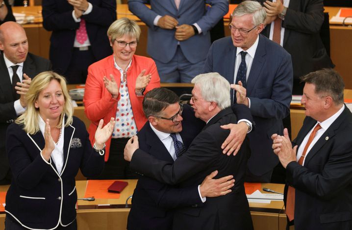 Der ehemalige Ministerpräsident Volker Bouffier (r.) umarmt seinen Nachfolger Boris Rhein