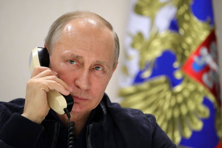 Wladimir Putin bei einem Telefonat (Archiv)