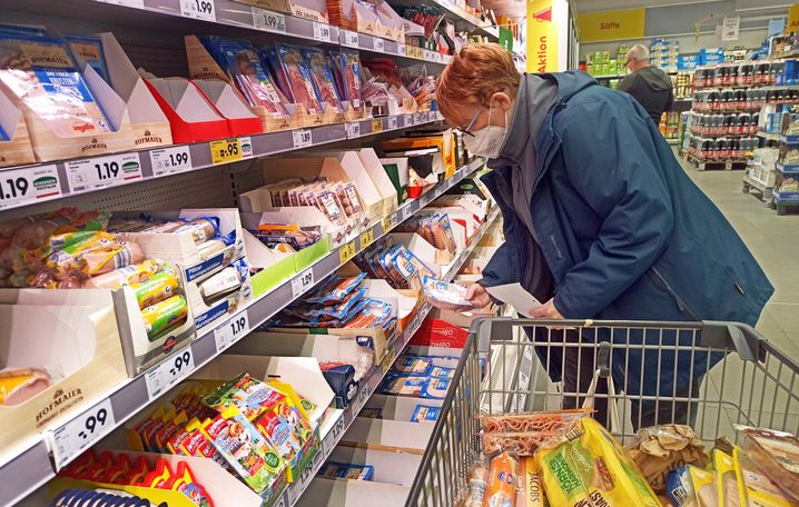 Verbraucherin vor einem Wurstregal im Supermarkt (Symbolbild)