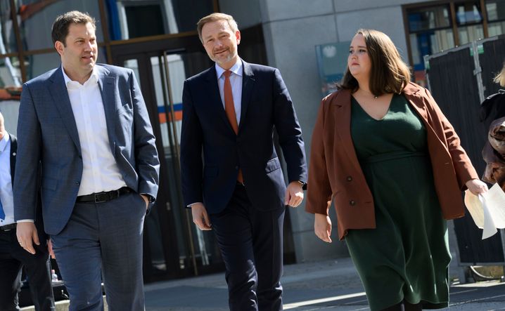 Die Vorsitzenden der Ampelparteien, Lars Klingbeil (SPD), Christian Lindner (FDP), Ricarda Lang (Grüne) bei der Verkündung des Entlastungspakets