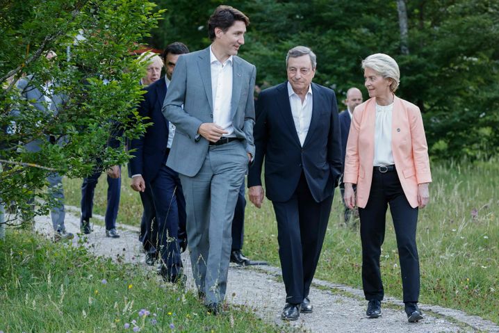 Auf dem Rückweg vom Fototermin: Trudeau, Draghi und von der Leyen im Gespräch