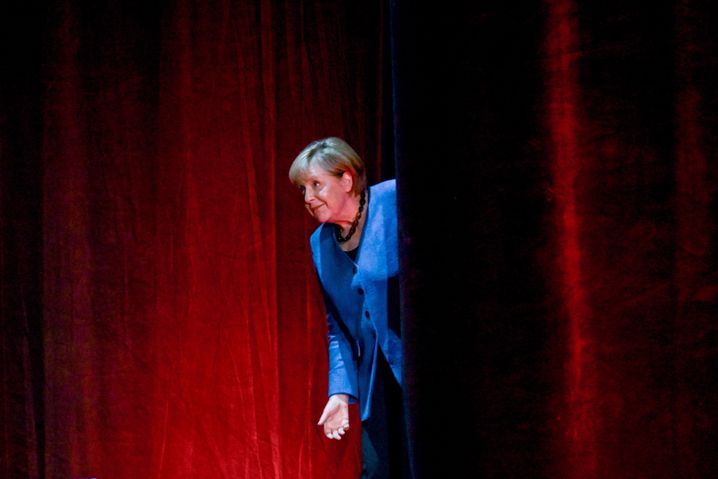 Bundeskanzlerin a.D. Angela Merkel auf der Bühne im Berliner Ensemble