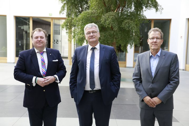 Meuthen (Mitte) im Foyer der Bundespressekonferenz in Berlin mit den »Zentrums«-Vorsitzenden Christian Otte (links) und dem Schatzmeister Hans-Joachim Woitzik