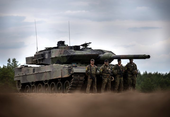 Soldaten stehen vor einem Leopard-2-Panzer der Bundeswehr