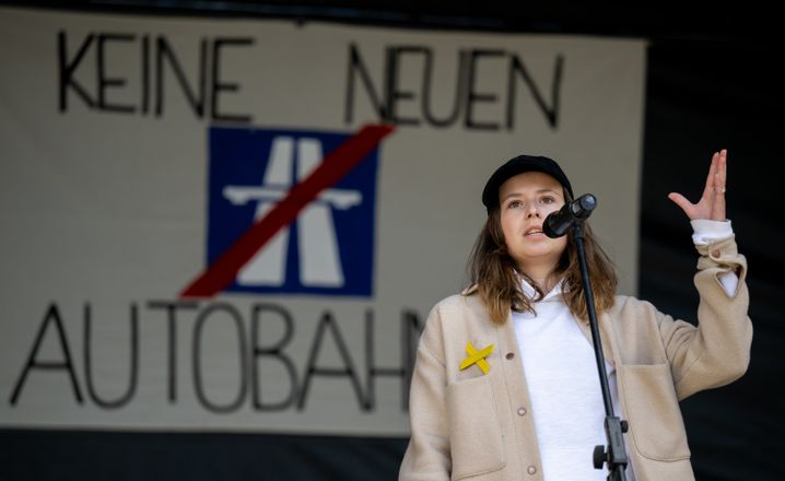 Klimaaktivistin Luisa Neubauer auf einer Kundgebung gegen den Bau der A20