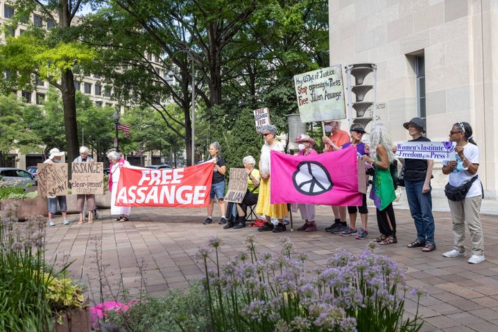 Unterstützer von Julian Assange protestieren vor dem US-Justizministerium in Washington