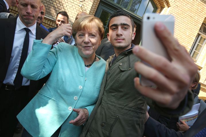 September 2015: Ein Mann, der vor dem Krieg in Syrien nach Deutschland geflohen war, knipst ein Selfie mit Merkel