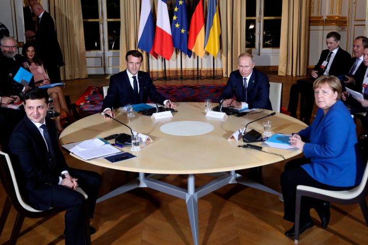 Emmanuel Macron (Mitte links), Wolodymyr Selenskyj (vorne links), Wladimir Putin (Mitte rechts) und die damalige Bundeskanzlerin Angela Merkel (vorne rechts) trafen sich im Dezember 2019 zu Gesprächen im Pariser Elysee-Palast