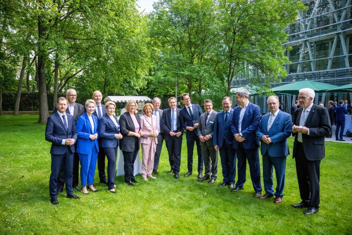 MPK im Garten: Gruppenfoto der Länderchefs