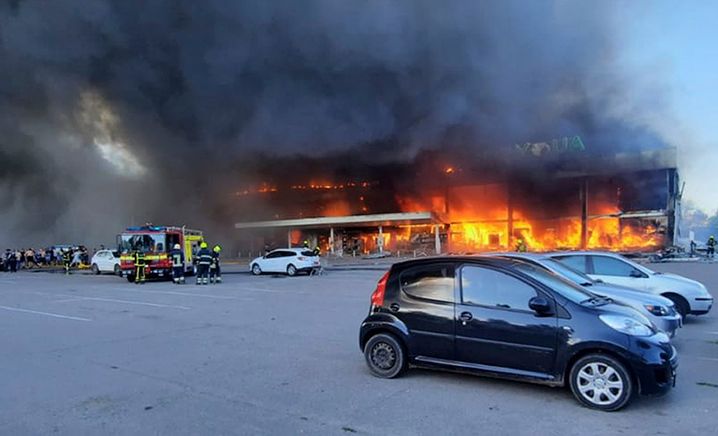 Von russischen Raketen zerstörtes Einkaufszentrum in Krementschuk