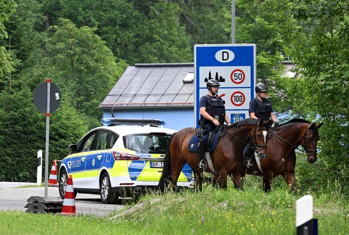 Polizisten an einem Grenzübergang in der Nähe von Garmisch-Partenkirchen: Vorübergehende Kontrollen