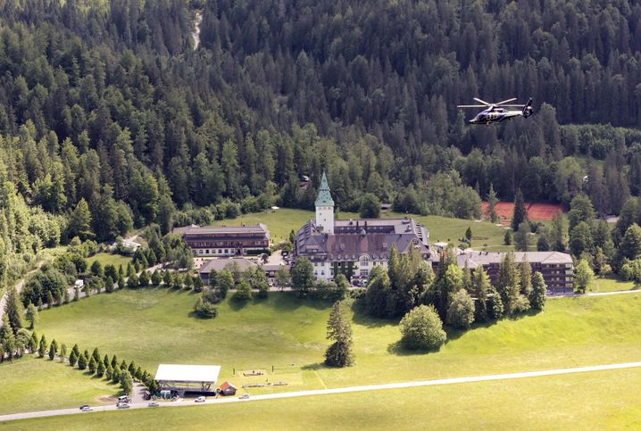 Schloss Elmau aus der Luft: Perfektes Alpenidyll