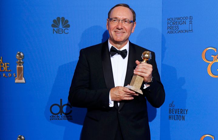 Kevin Spacey mit dem Golden Globe für seine Hauptrolle in der Fernsehserie "House of Cards"