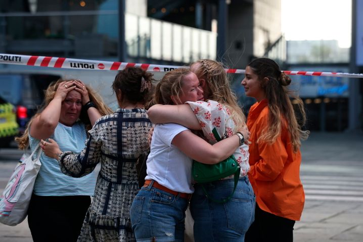 Schockierte Menschen vor dem Einkaufszentrum Field's in Kopenhagen