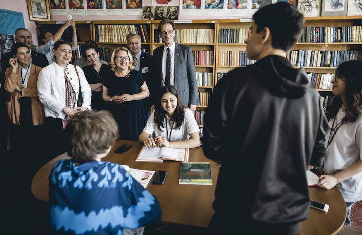 Ministerin Schulze bei Schulbesuch im georgischen Dzalisi