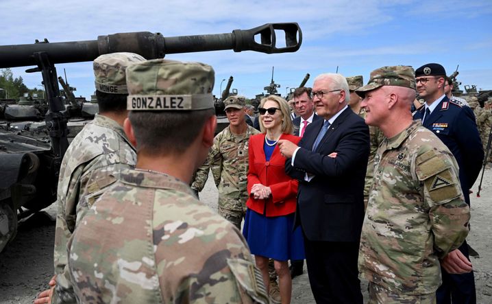 Steinmeier und Gutmann unterhalten sich mit US-Soldaten in Grafenwöhr