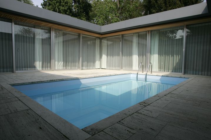 Pool des sanierten Kanzlerbungalows in Bonn: Beheizt oder nicht beheizt?