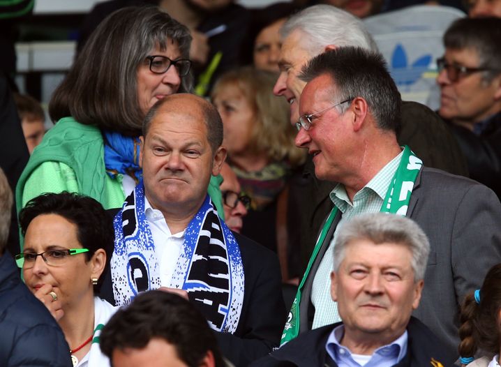 HSV-Fan Scholz 2014 beim Relegationsrückspiel gegen die SpVgg Greuther mit Fürths Oberbürgermeister Thomas Jung in der Trolli Arena in Fürth