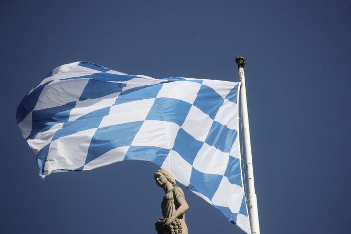 Weißblaue Fahne über dem Landtag in München