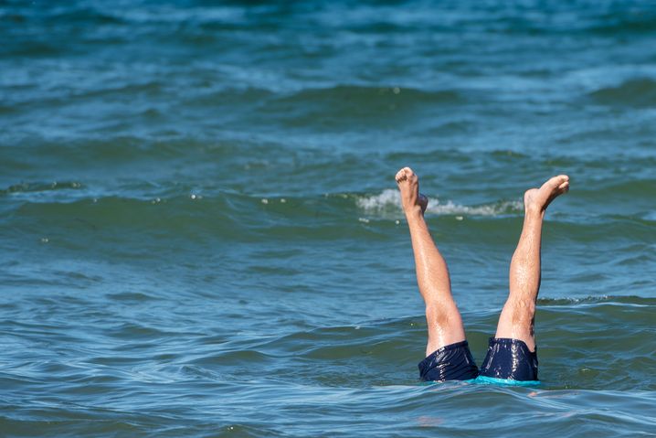 Im Wasser erlaubt: Kurze Hosen an Männerbeinen.